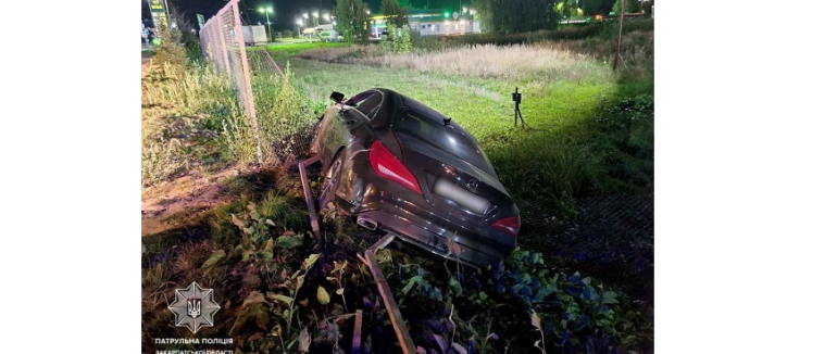 В Мукачеві п’яний водій в’їхав в огорожу