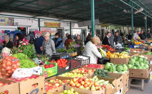 Під час перевірки продуктових ринків на Закарпатті виявили 28 порушень