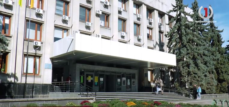 Обрати місце, де щепитись та вакцину проти коронавірусу: в Ужгороді триває імунізація населення (ФОТО, ВІДЕО)