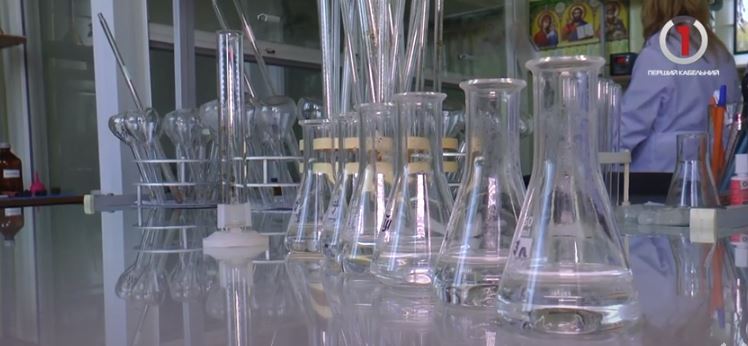 Чи відповідає якість ціні: дослідження води в ужгородській лабораторії (ФОТО, ВІДЕО)