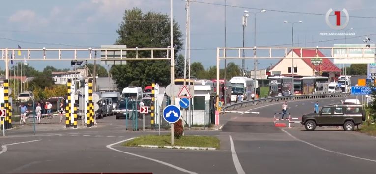 Пильна перевірка на пунктах пропуску: сертифікати вакцинації контролюють спеціальні прилади (ФОТО, ВІДЕО)