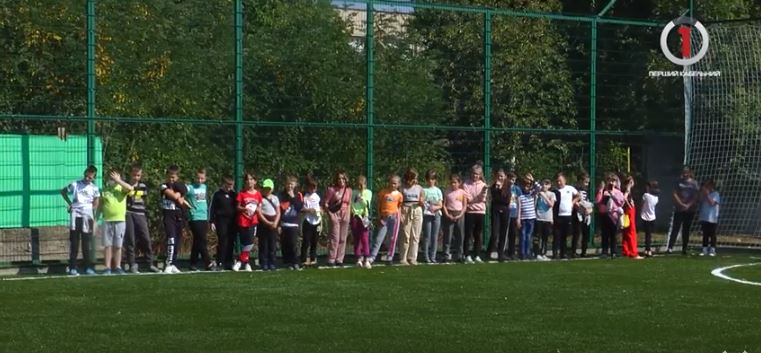 В Ужгородській спеціалізованій школі №2 відкрили штучний майданчик з міні – футболу (ВІДЕО)