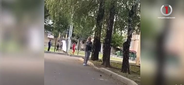Жінка розгулювала з пістолетом біля дітей: в поліції прокоментували інцидент у Мукачеві
