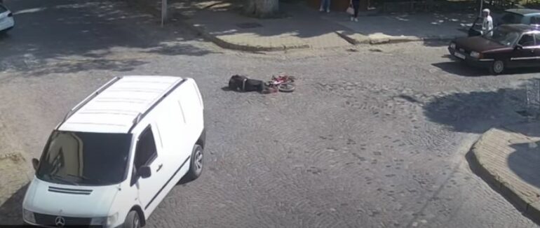 На Виноградівщині мікроавтобус скоїв наїзд на неповнолітнього і поїхав з місця події