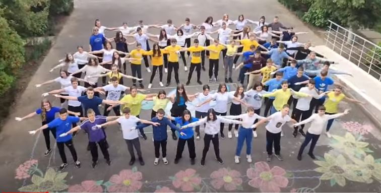 Учні мукачівської школи відзначили День миру