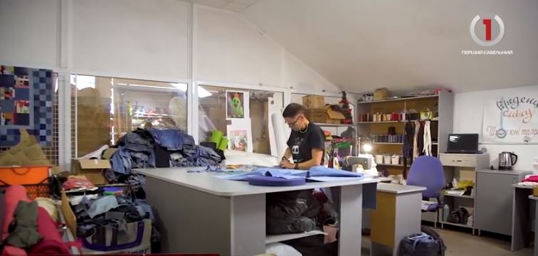 Майстриня з Виноградова дає старим джинсам нове життя (ФОТО, ВІДЕО)