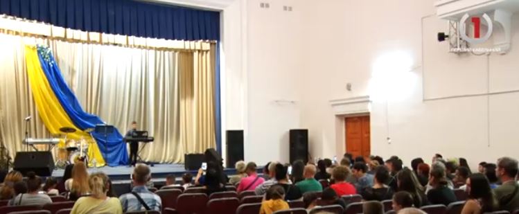 Благодійний концерт, заради допомоги двом важкохворим: у Чопі привернули увагу до долі дітей-ромів (ВІДЕО)