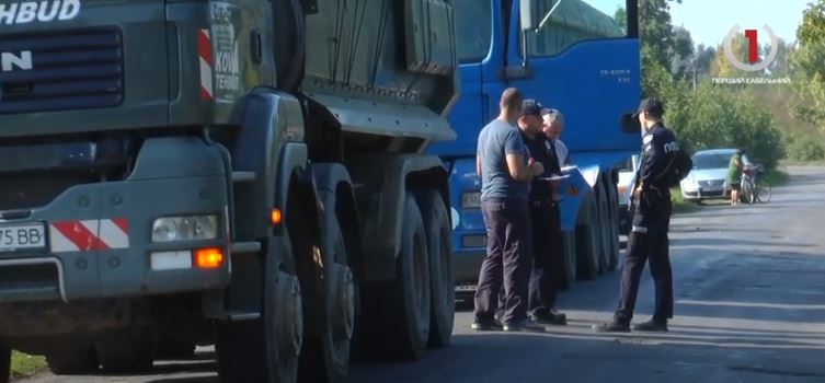 Сумнівна діяльність: на Ужгородщині вивозять та реалізують у власних цілях тонни піску (ВІДЕО)