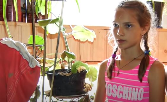 Закарпатська 12-річна рятівниця отримує з рук Президента України нагороду (НАЖИВО)