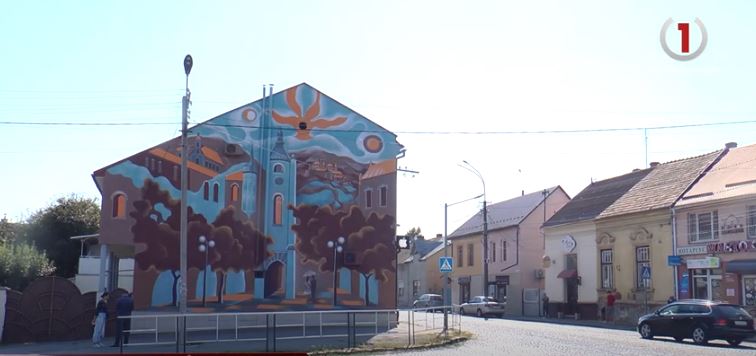 Мурал з історією: у Мукачеві з’явився найбільший у місті стінопис (ВІДЕО)