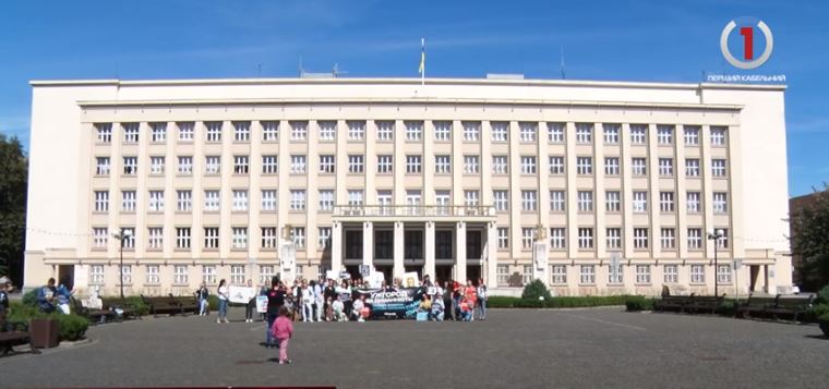 Захистити безпритульних: закарпатці влаштували зоозахисний марш (ВІДЕО)