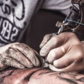 Живі татуювання від митця: канадець дивує мультиками на шкірі