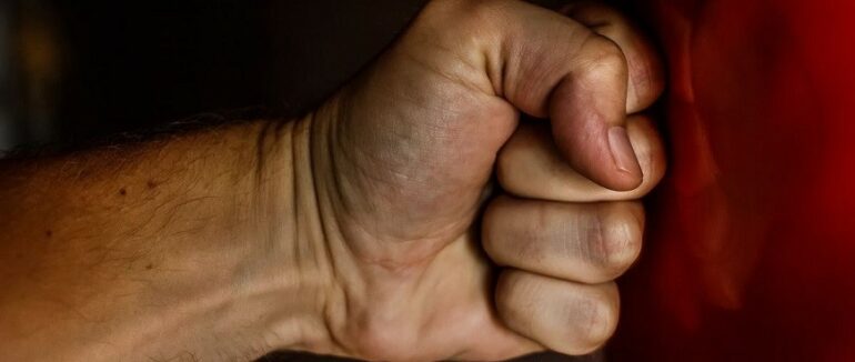 56-річний закарпатець жорстоко побив свою дружину та доньку