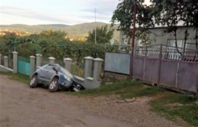 На Іршавщині автівку знесло з дороги в кювет