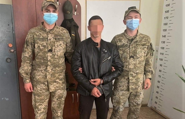 Прослизнути не вдалося: на КПП "Ужгород" зловили розшукуваного злочинника