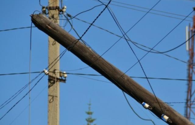 Вночі у Виноградові автомобіль влетів у електроопору: водій травмований