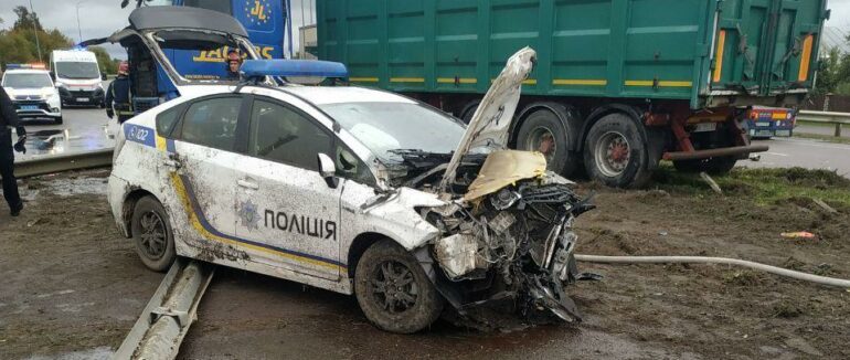 На Рівненщині патрульні зіткнулись з вантажівкою: постраждалих поліцейських доставили до лікарні
