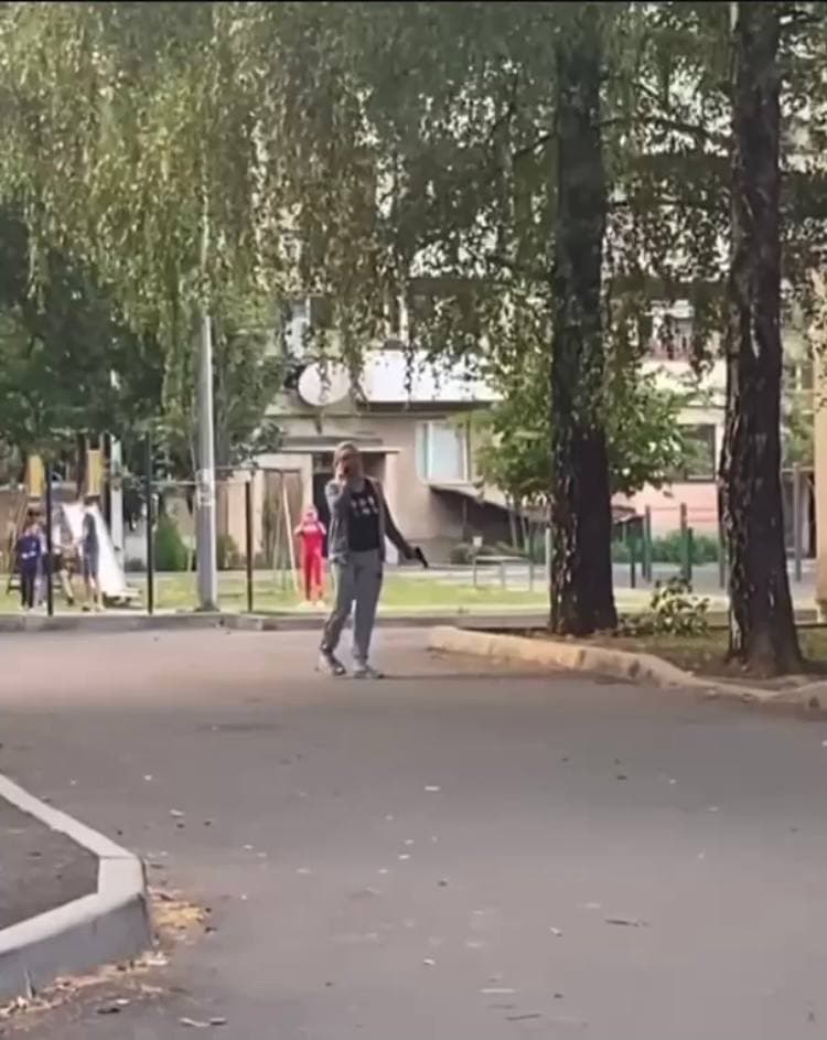 Розгулювала зі зброєю та лякала дітей: що відбувалося в одному із мікрорайонів Мукачева