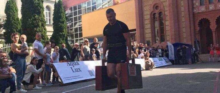 Закарпатські стронгмени-аматори змагаються за першість в Ужгороді 