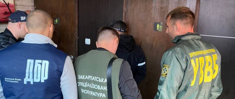 На Закарпатті затримали прикордонника на хабарі у 18200 доларів