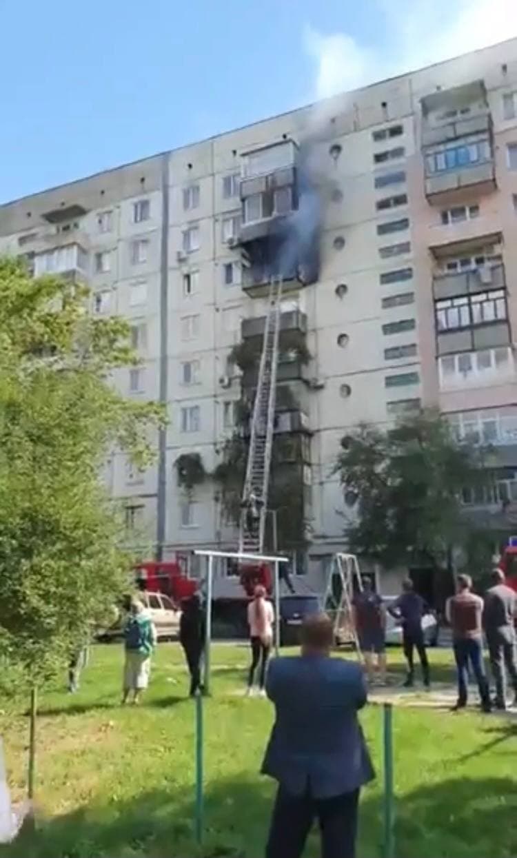 В одному із мікрорайонів Ужгорода горить квартира в багатоповерхівці