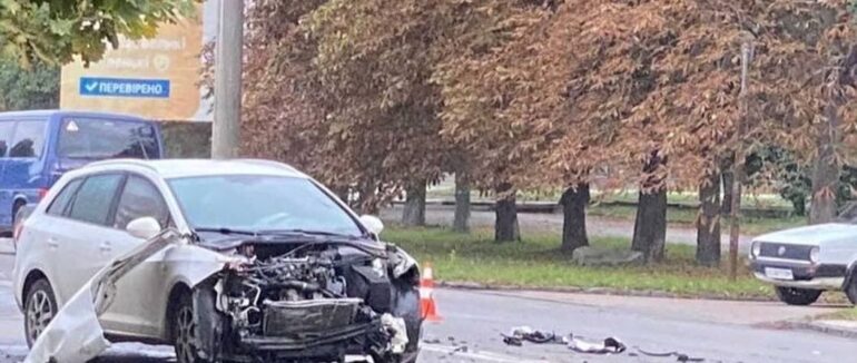 Стовп на дорозі і два пошкоджені авто: ранкове ДТП в Ужгороді