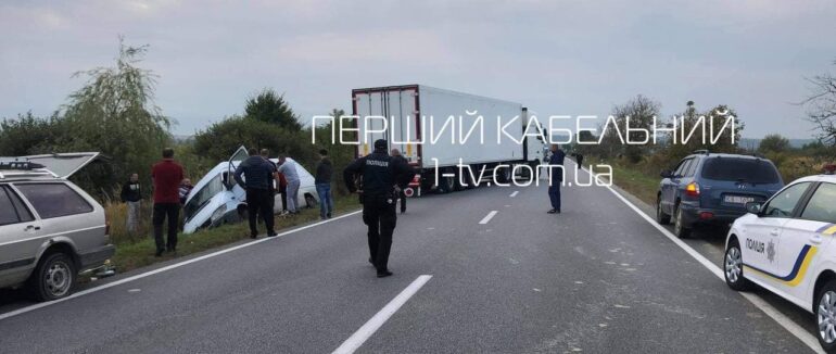 ДТП на автошляху “Мукачево-Рогатин”: мікроавтобус опинився у кюветі