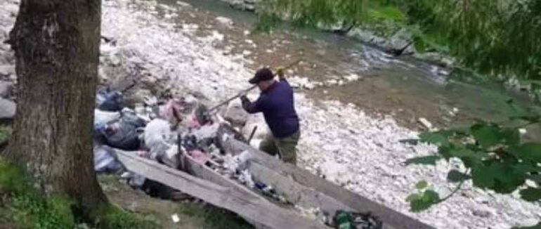 Зафіксовано порушення: на Закарпатті чоловік вигрібав із воза будові відходи в річку