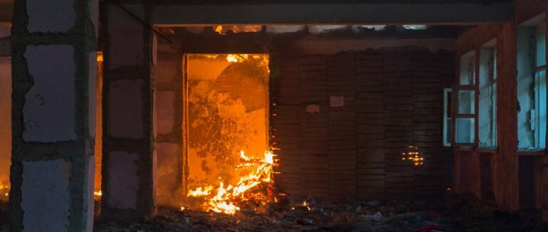 Вночі у Мукачівському районі горіло сміття у занедбаній будівлі