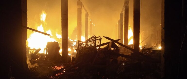 Пожежа на Хустщині: згоріла складська будівля, три автівки та 20 тонн сіна