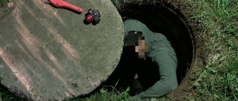 Заліз до телекомунікаційної шахти: в Мукачеві затримали крадія телефонного кабелю