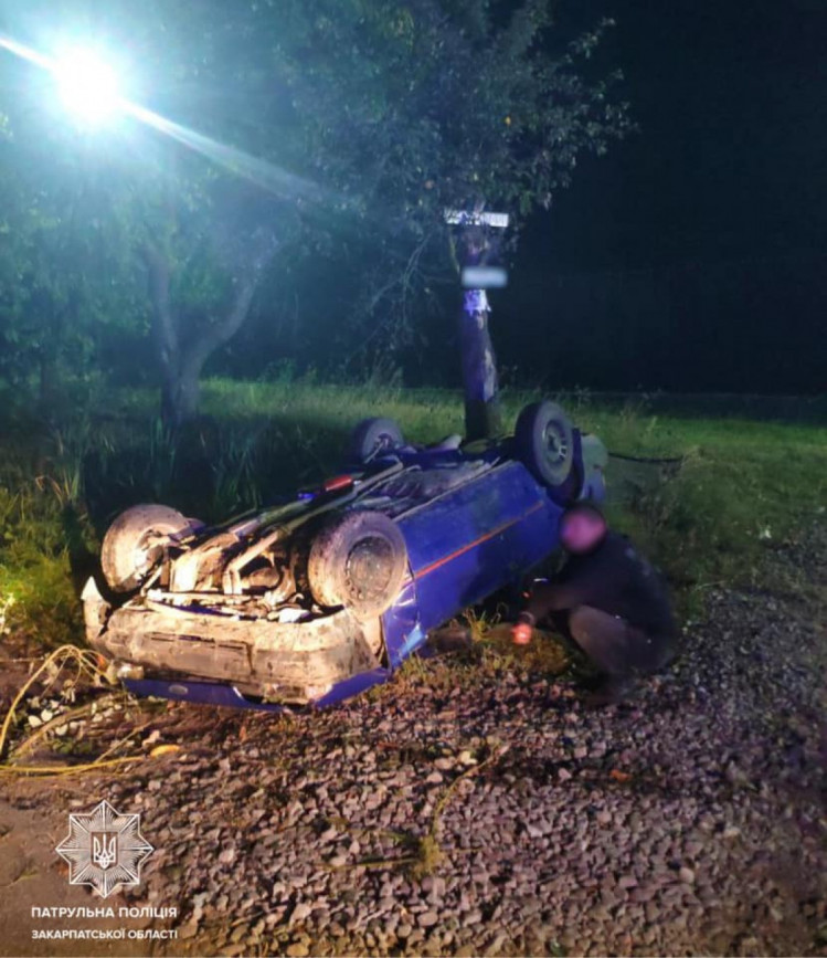 В Ужгороді п’яний водій не впорався з керуванням: авто перекинулося на дах