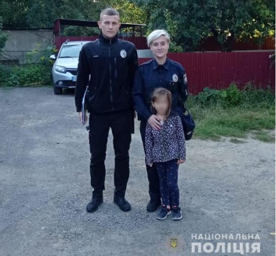 В Ужгороді поліцейські допомогли батькам знайти їхню 6-річну доньку, яка пішла з дома через вікно