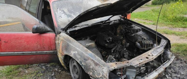 В Ужгороді з невідомих причин загорівся автомобіль: водій встиг врятуватися