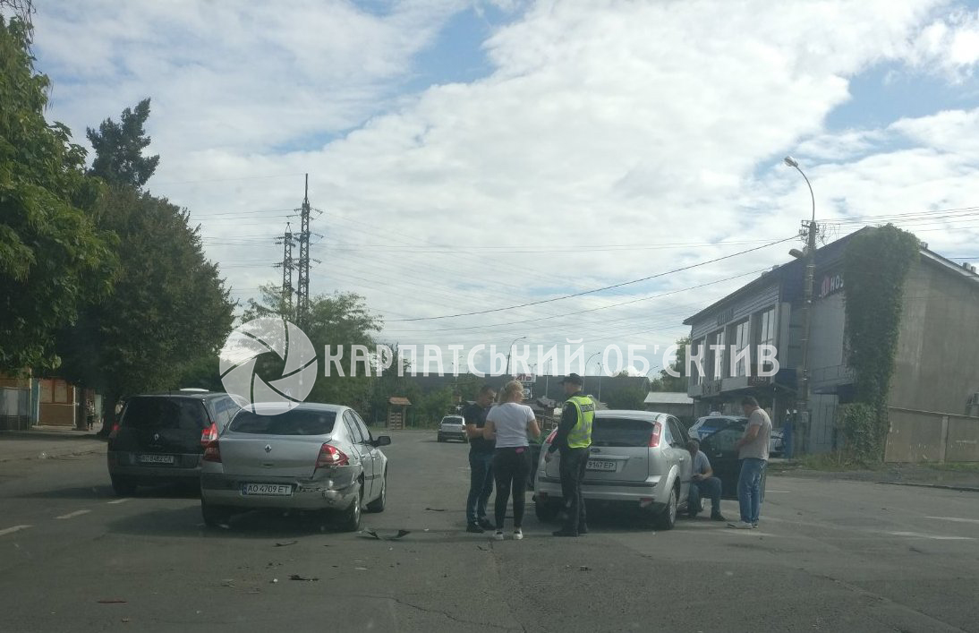 Аварія в Ужгороді: не розминулись два легковики