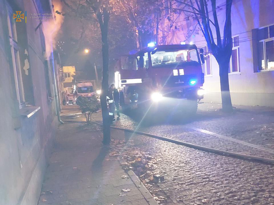 Нічна пожежа в Хусті: господар будинку отруївся чадним газом, рятуючи домашніх улюбленців