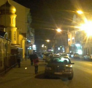 В Ужгороді чоловік вдарив по голові свою дружину посеред вулиці