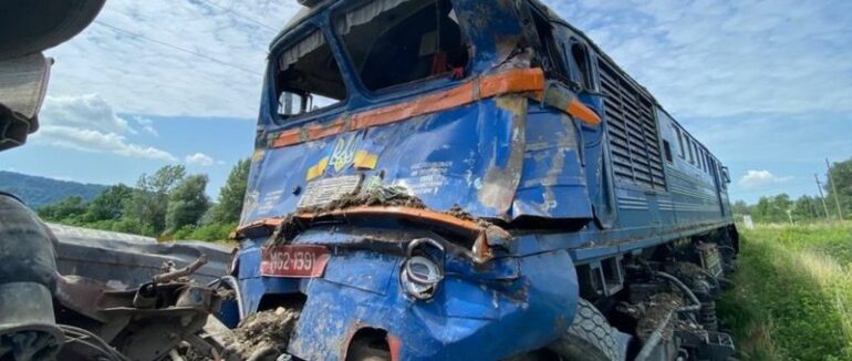 Аварія на залізничному переїзді: на Берегівщині позашляховик намагався швидко проїхати перед потягом