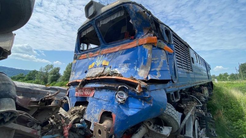 Аварія на залізничному переїзді: на Берегівщині позашляховик намагався швидко проїхати перед потягом