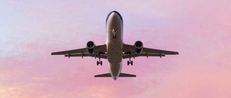 Чи можуть фекалії з літака впасти на людину? З одним британцем це сталося