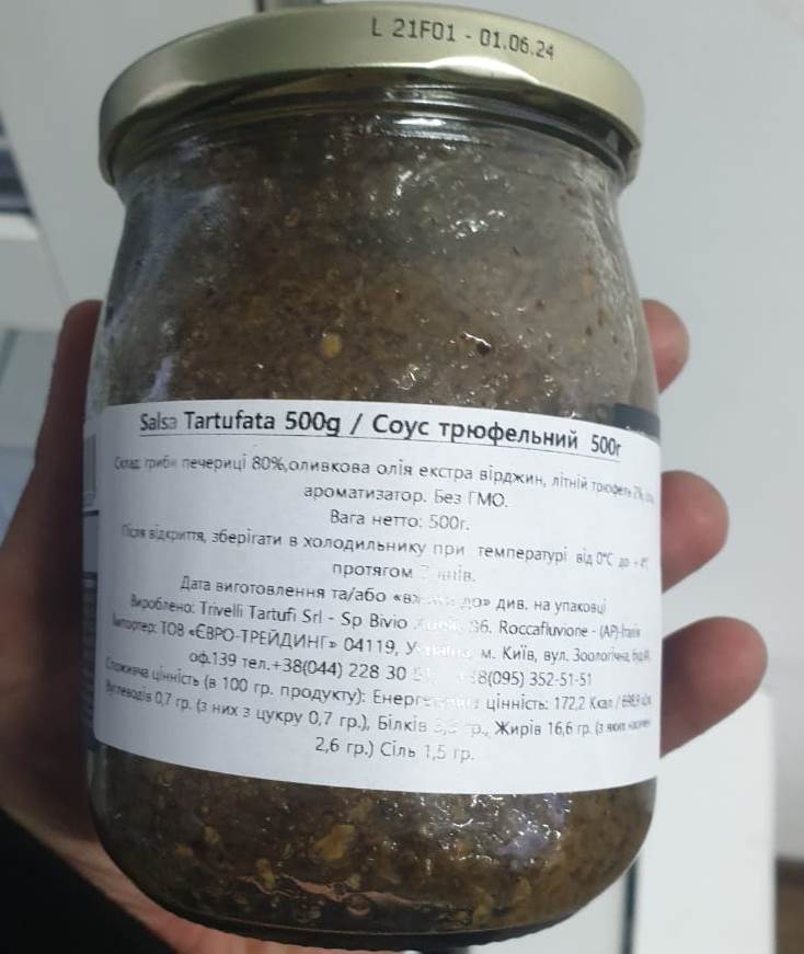 Закарпатські митники не впустили незаконні бренди та делікатеси в Україну