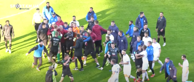 Матч Першої ліги закінчився масовою бійкою футболістів та тренерів