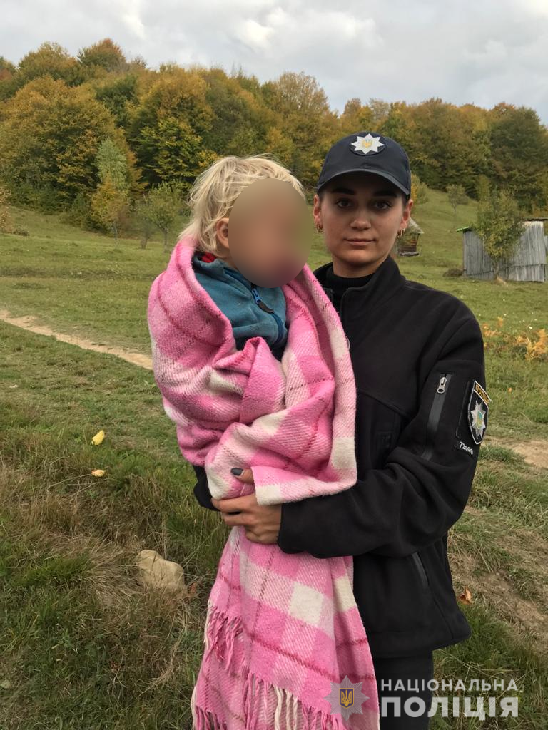 На Рахівщині патрульні розшукали зниклу дівчинку