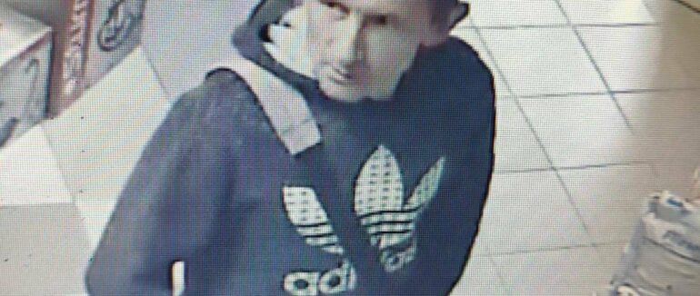 Жителів Тячева повідомляють про крадія: невідомий чоловік краде все що бачить