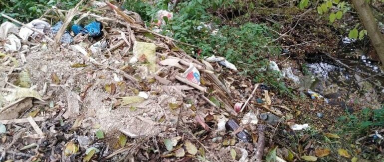 На Рахівщині спіймали на гарячому чоловіка який викидав сміття у річку