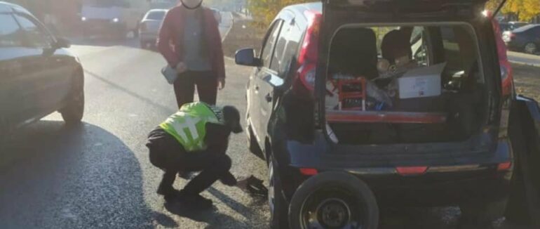 В Ужгороді патрульні допомогли жінці на дорозі