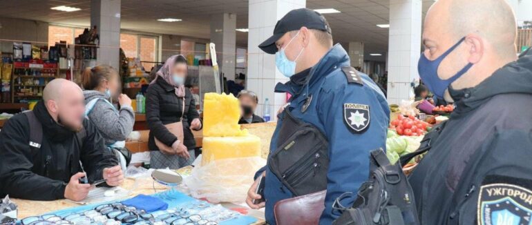 За тиждень майже тисяча порушень: на Закарпатті поліцейські по повній перевіряють дотримання карантину