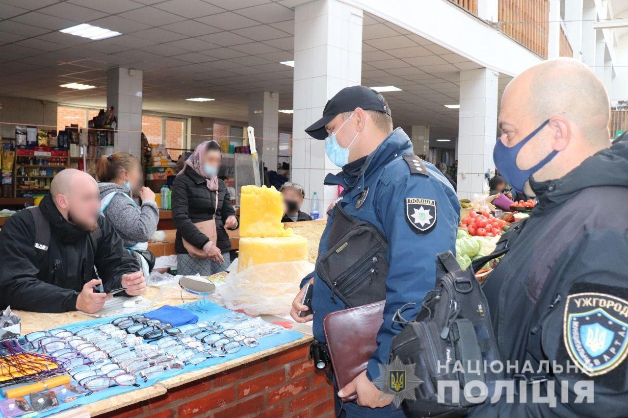 За тиждень майже тисяча порушень: на Закарпатті поліцейські по повній перевіряють дотримання карантину