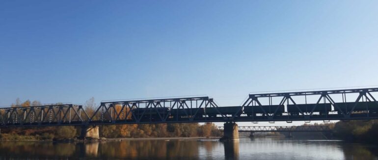 Застряг на мосту посеред річки: на Закарпатті потяг не може рушити з місця