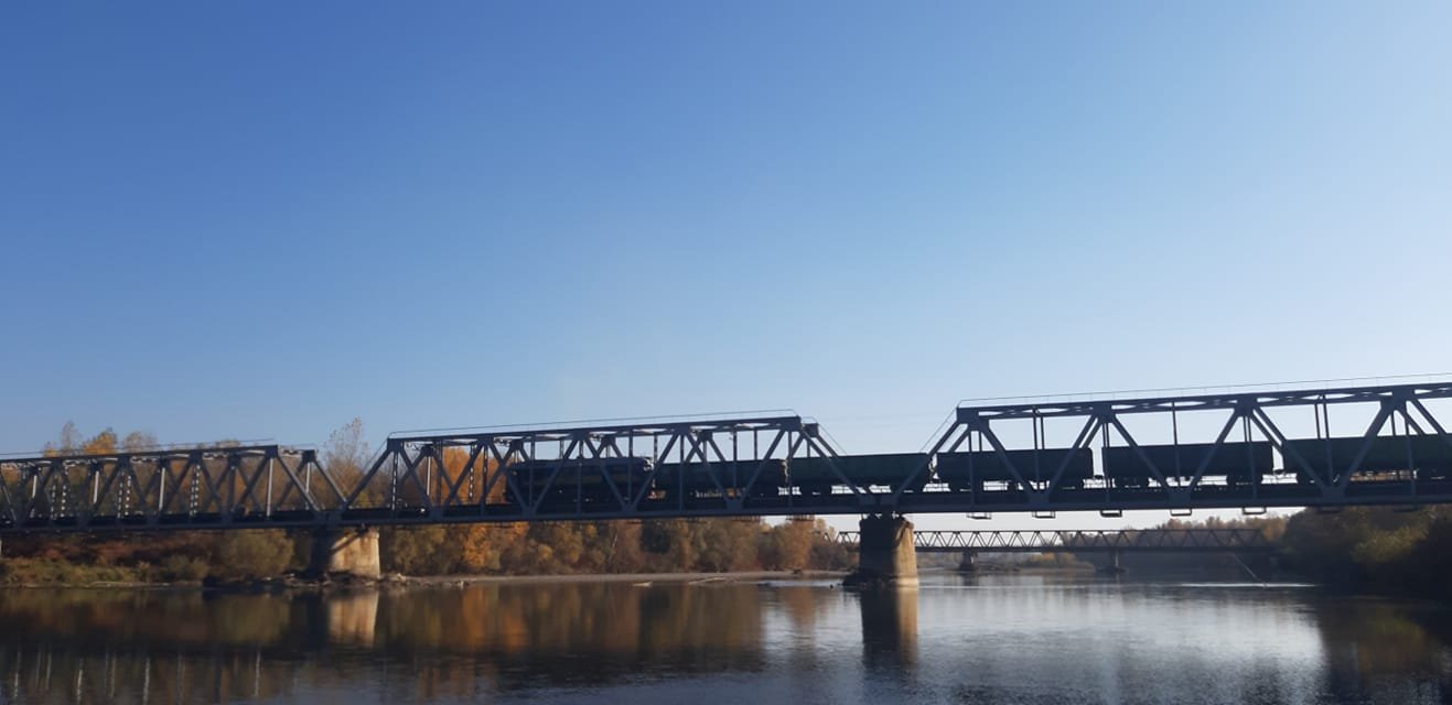 Застряг на мосту посеред річки: на Закарпатті потяг не може рушити з місця